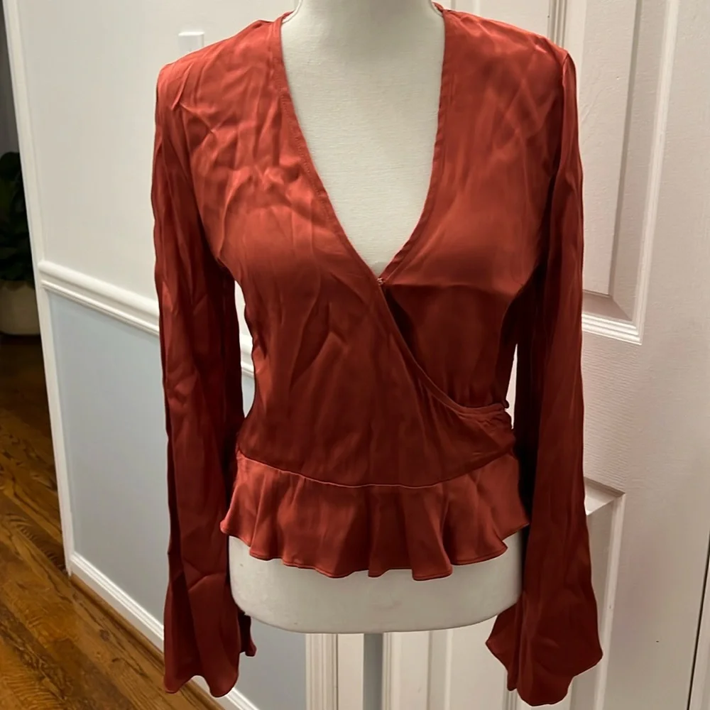 FLARE SLEEVES WITH RUFFLE DETAILS AND BUTTON SIDES AND FRONT CLOSURE - SMALL - Picture 1 of 8